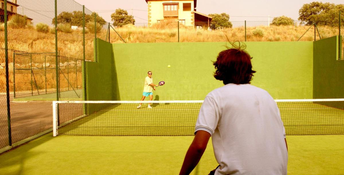 Instalaciones para jugar a tenis o squash en Hotel Monumento Pazo do Castro o alrededores