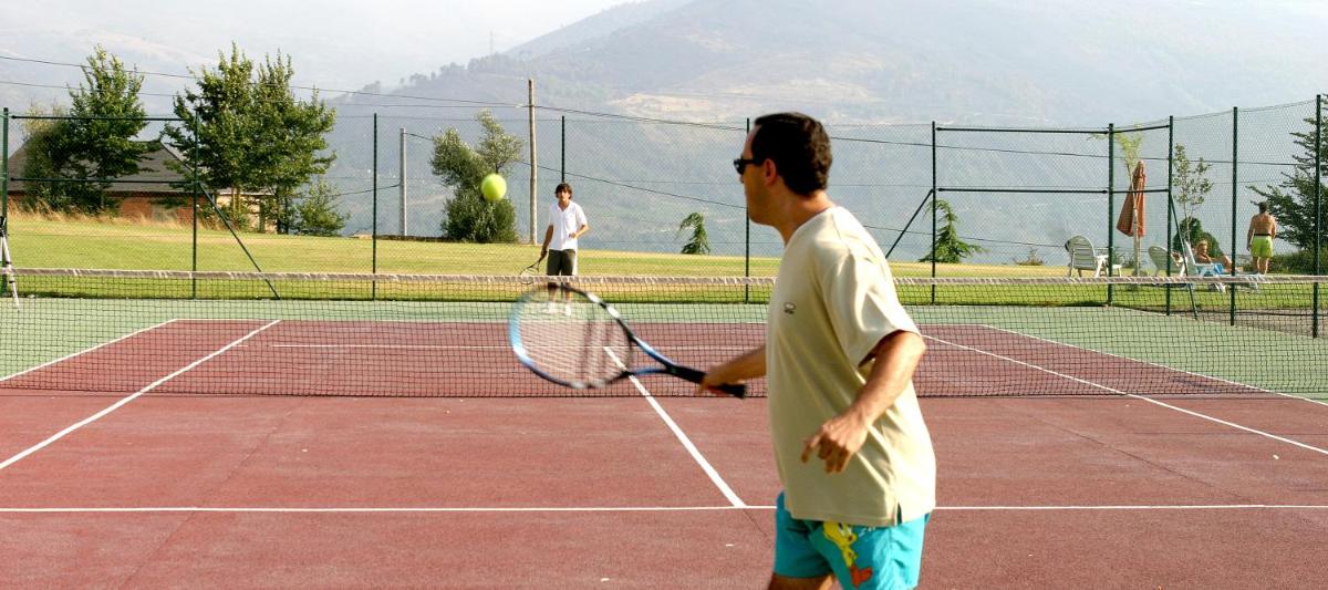 Instalaciones para jugar a tenis o squash en Hotel Monumento Pazo do Castro o alrededores