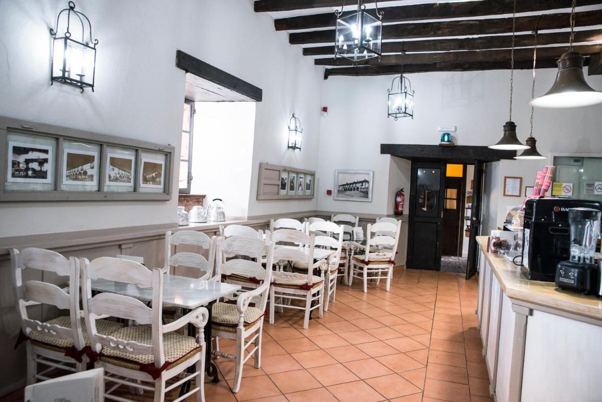 Un restaurante o sitio para comer en Hotel Monumento Pazo do Castro
