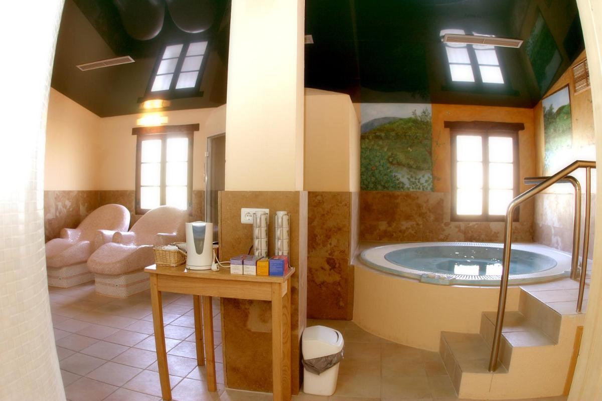 Hotel Monumento Pazo do Castro - Housity