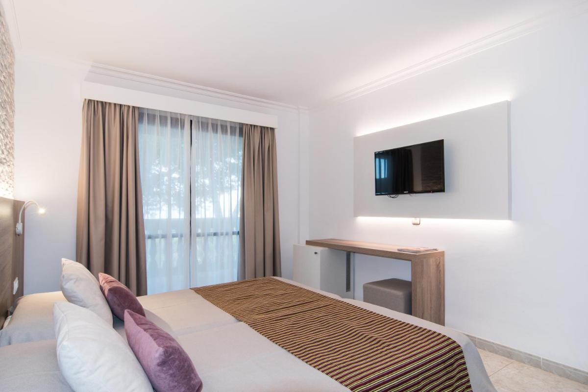 Una televisión o centro de entretenimiento en Hotel Na Taconera