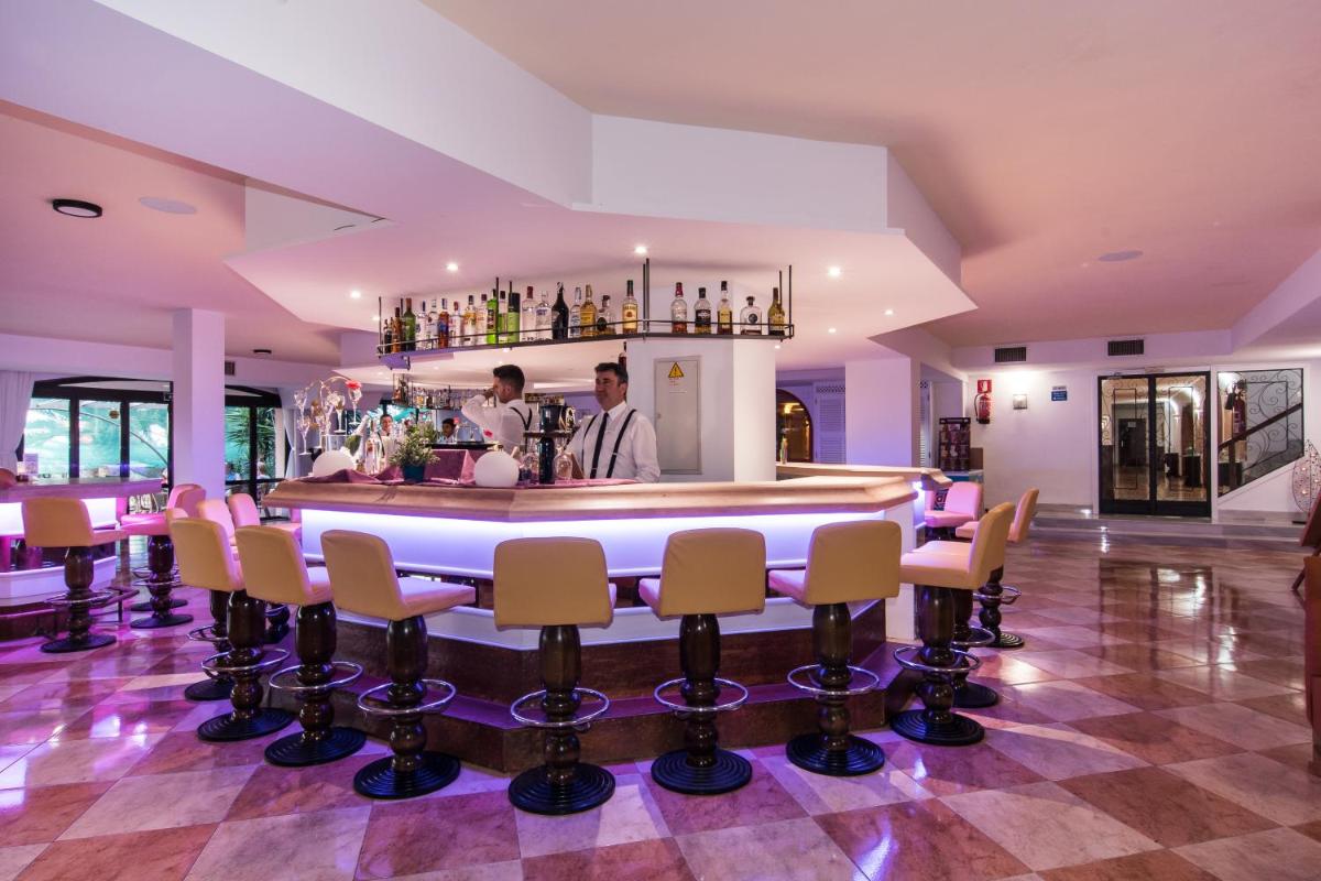 El salón o zona de bar de Hotel Na Taconera