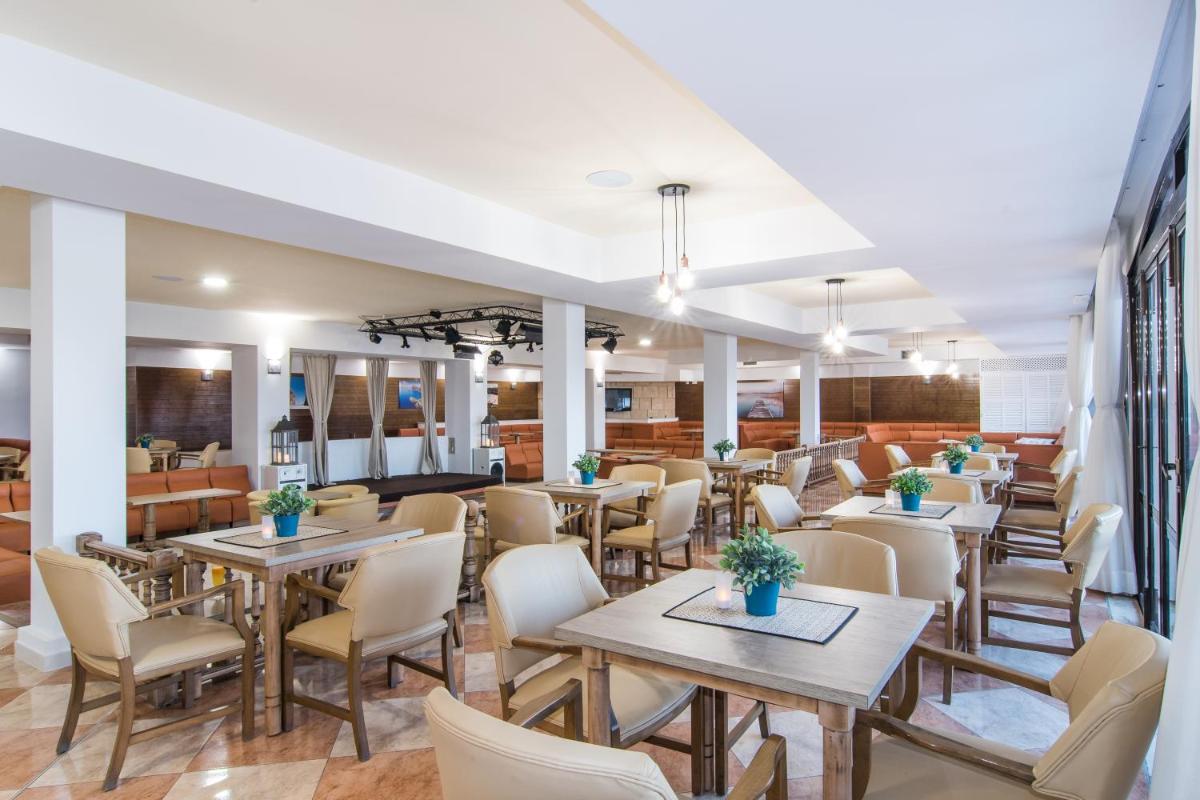 Un restaurante o sitio para comer en Hotel Na Taconera