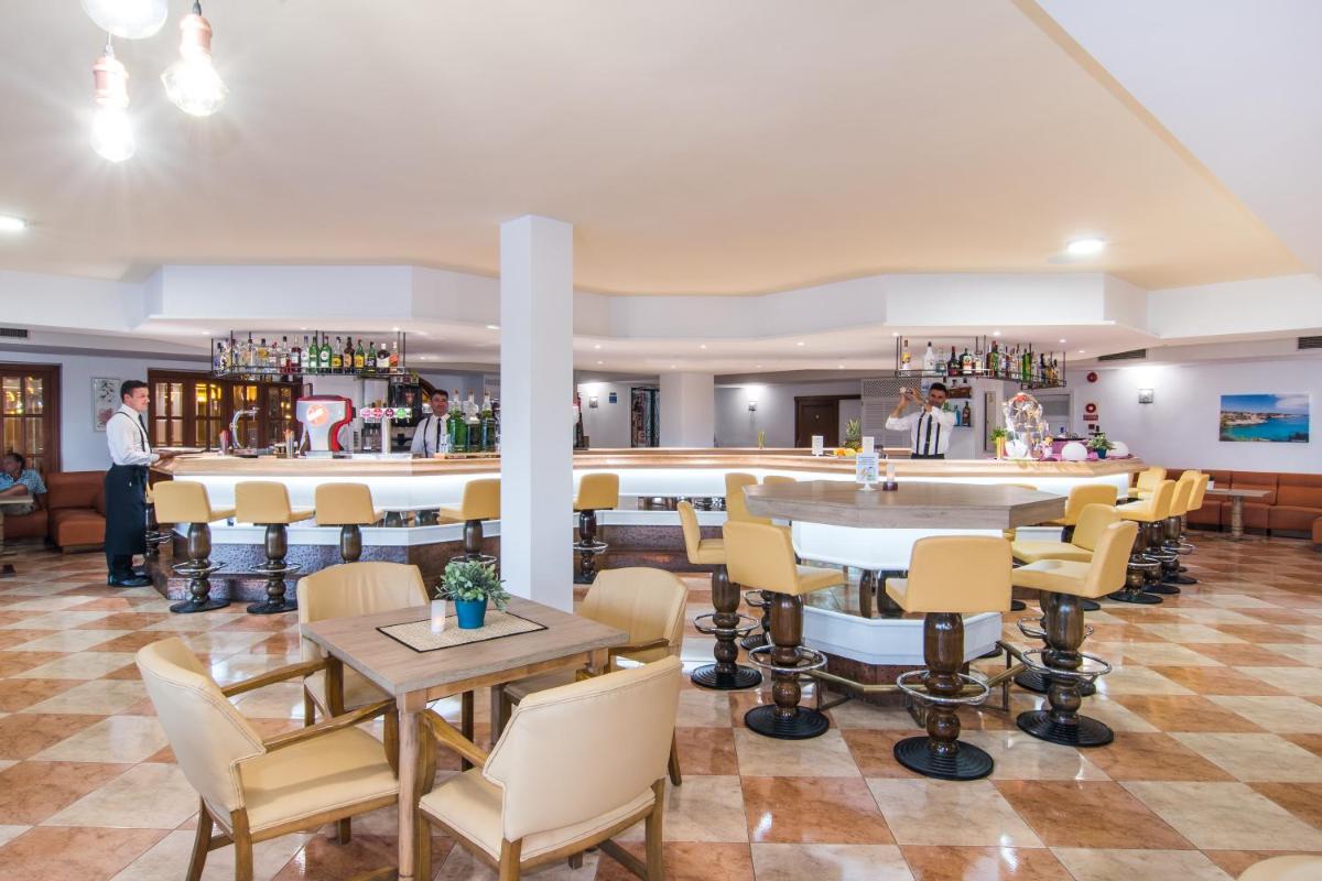 Un restaurante o sitio para comer en Hotel Na Taconera