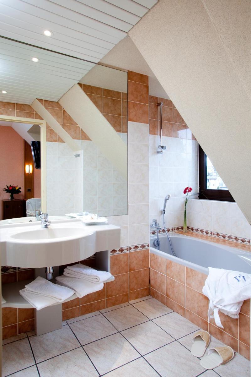 Salle de bains dans l'établissement Best Western Le Relais de Laguiole Hôtel & Spa