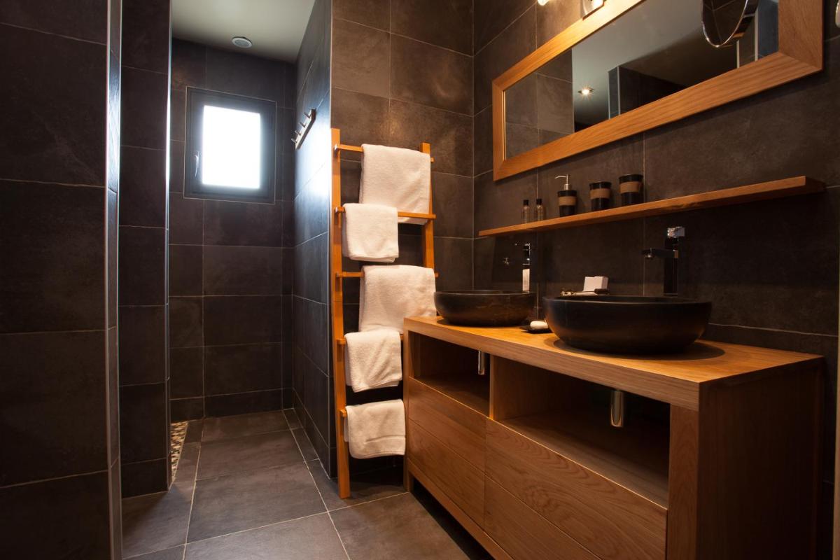 Salle de bains dans l'établissement Domaine de Chalvêches Hôtel SPA 4*