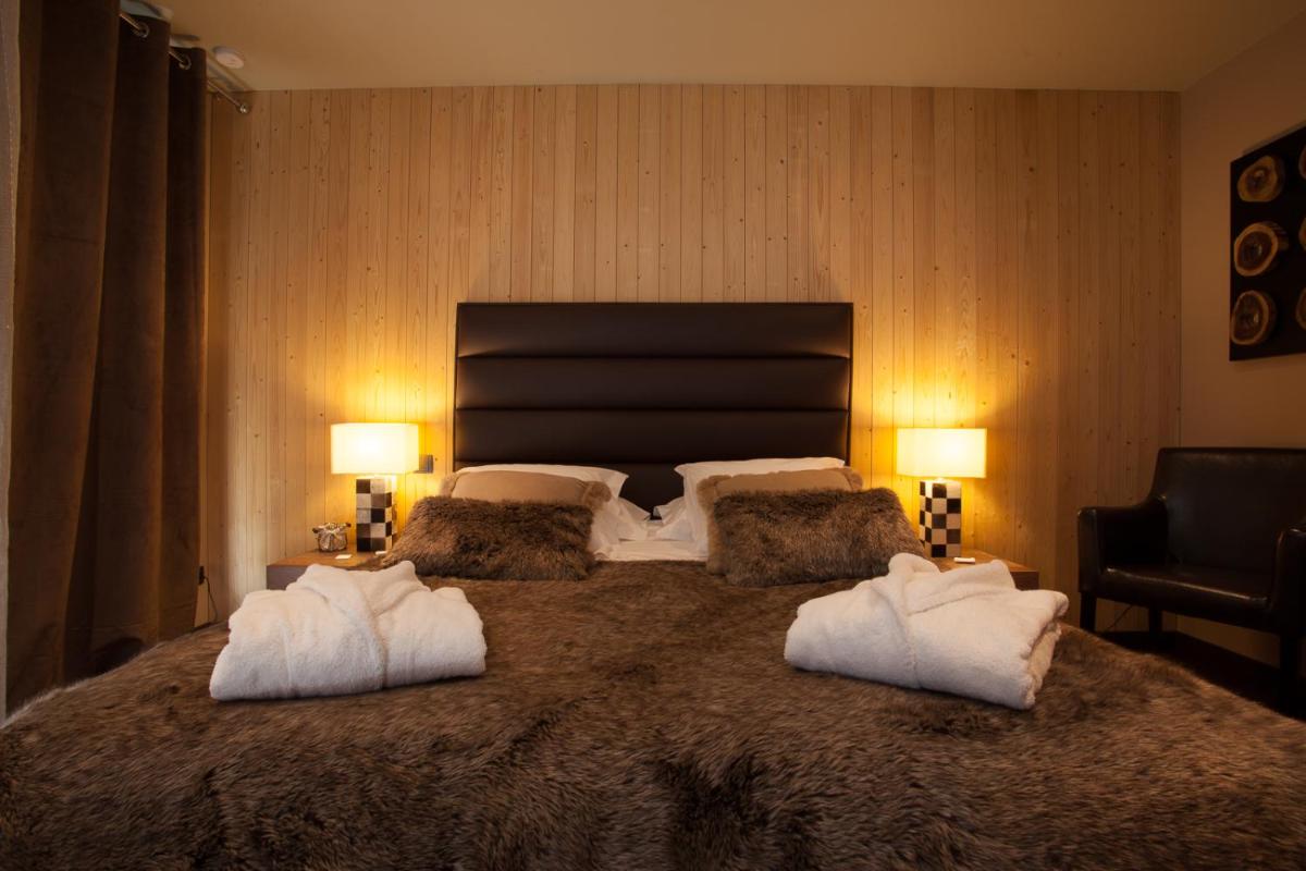 Un ou plusieurs lits dans un hébergement de l'établissement Domaine de Chalvêches Hôtel SPA 4*