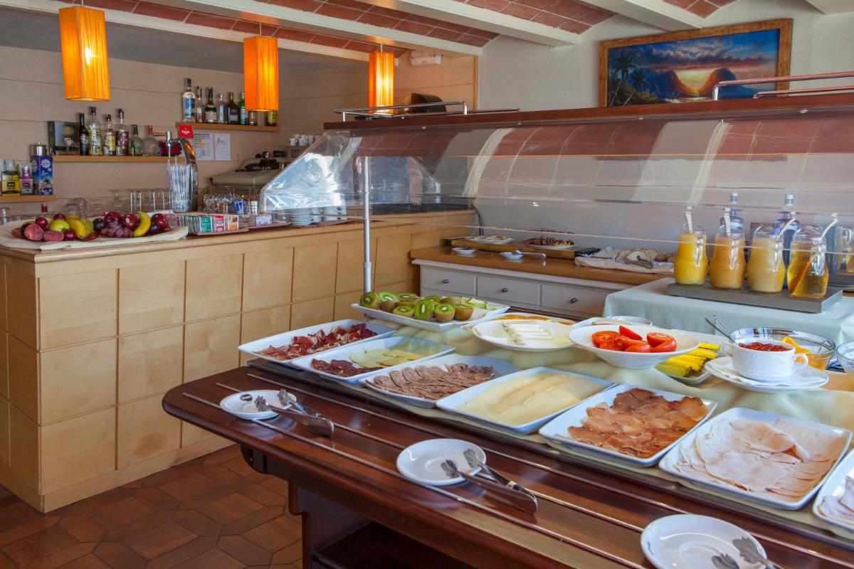 Comida en o cerca de este hotel