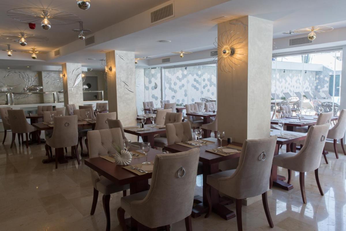 Un restaurante o sitio para comer en Essence Hotel Boutique