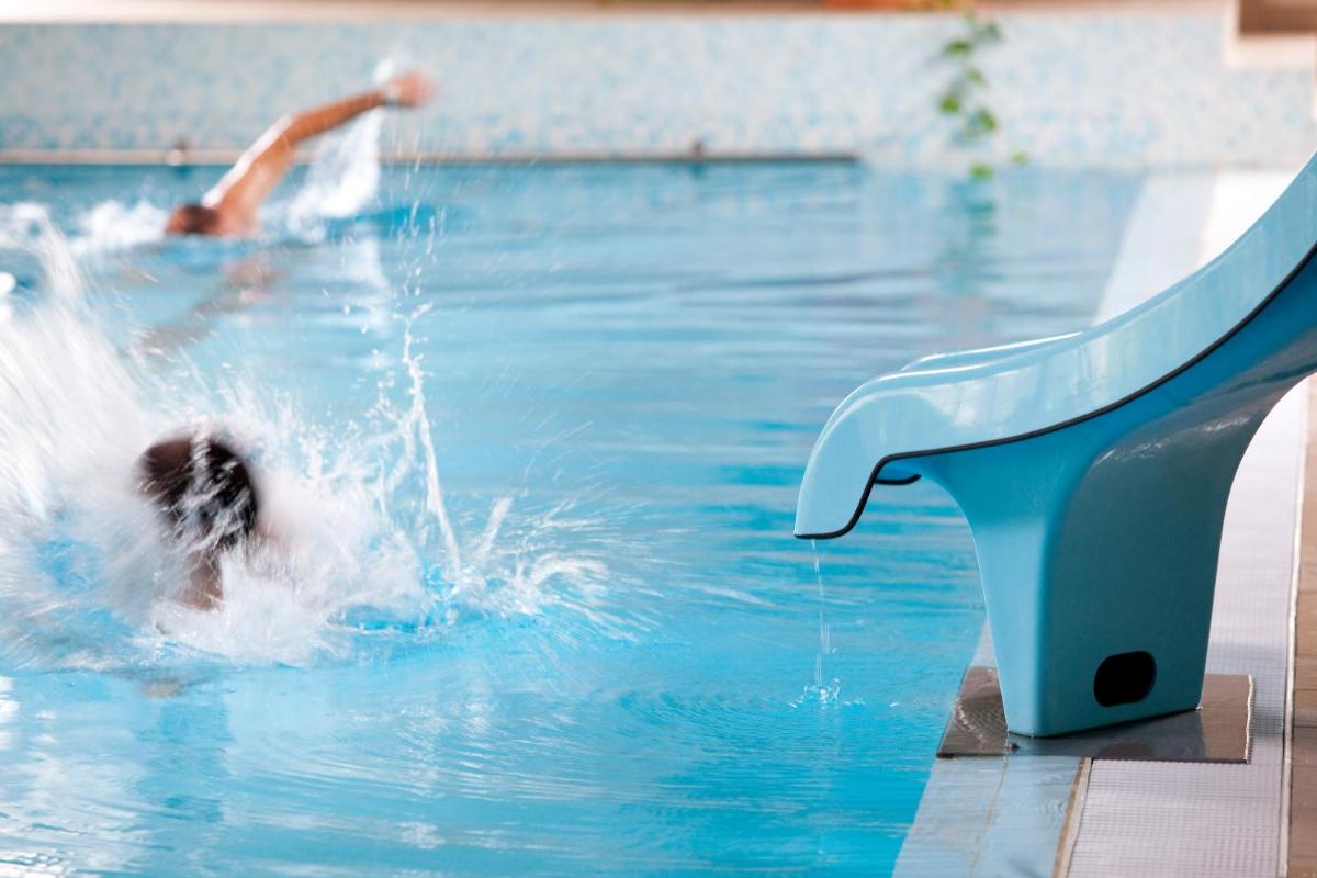 Piscine de l'établissement Best Western Le Relais de Laguiole Hôtel & Spa ou située à proximité