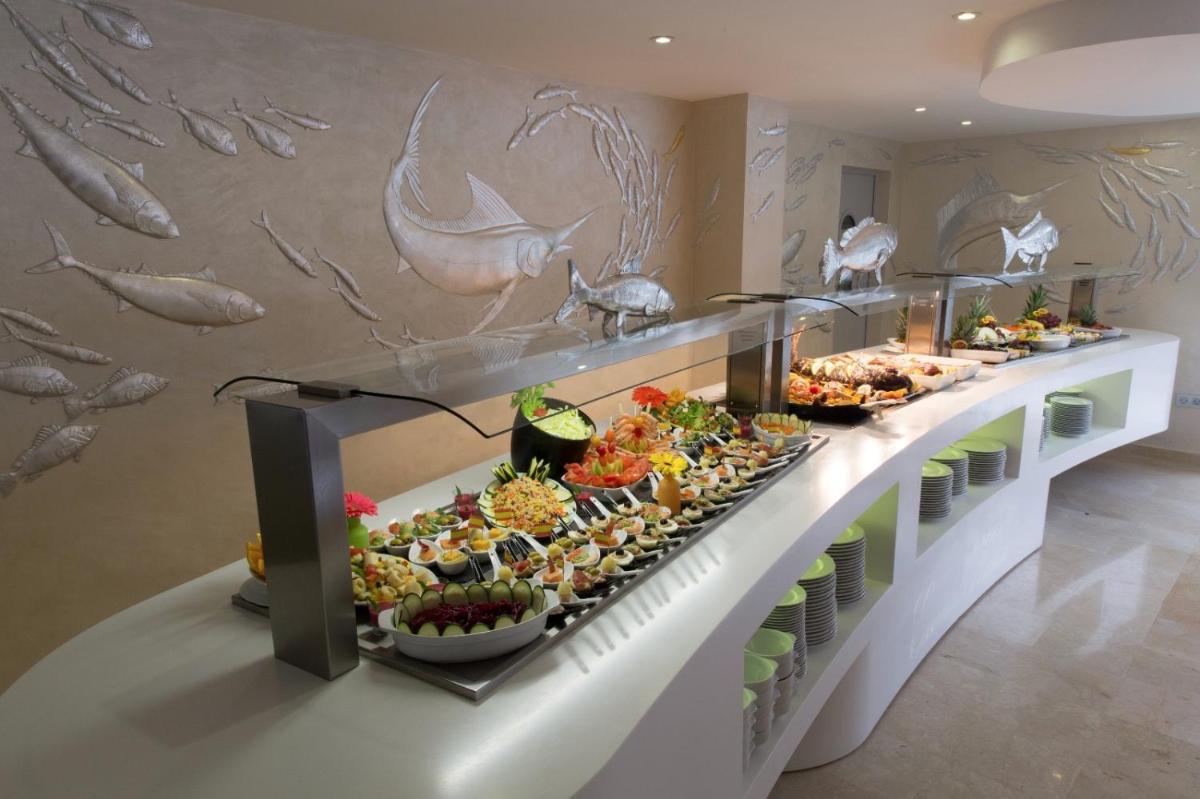 Comida en o cerca de este hotel