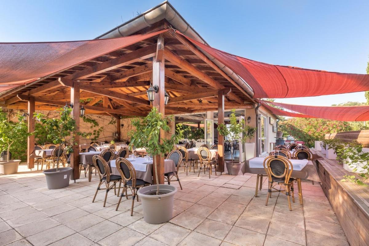 Restaurant ou autre lieu de restauration dans l'établissement Le Clos des Bruyères