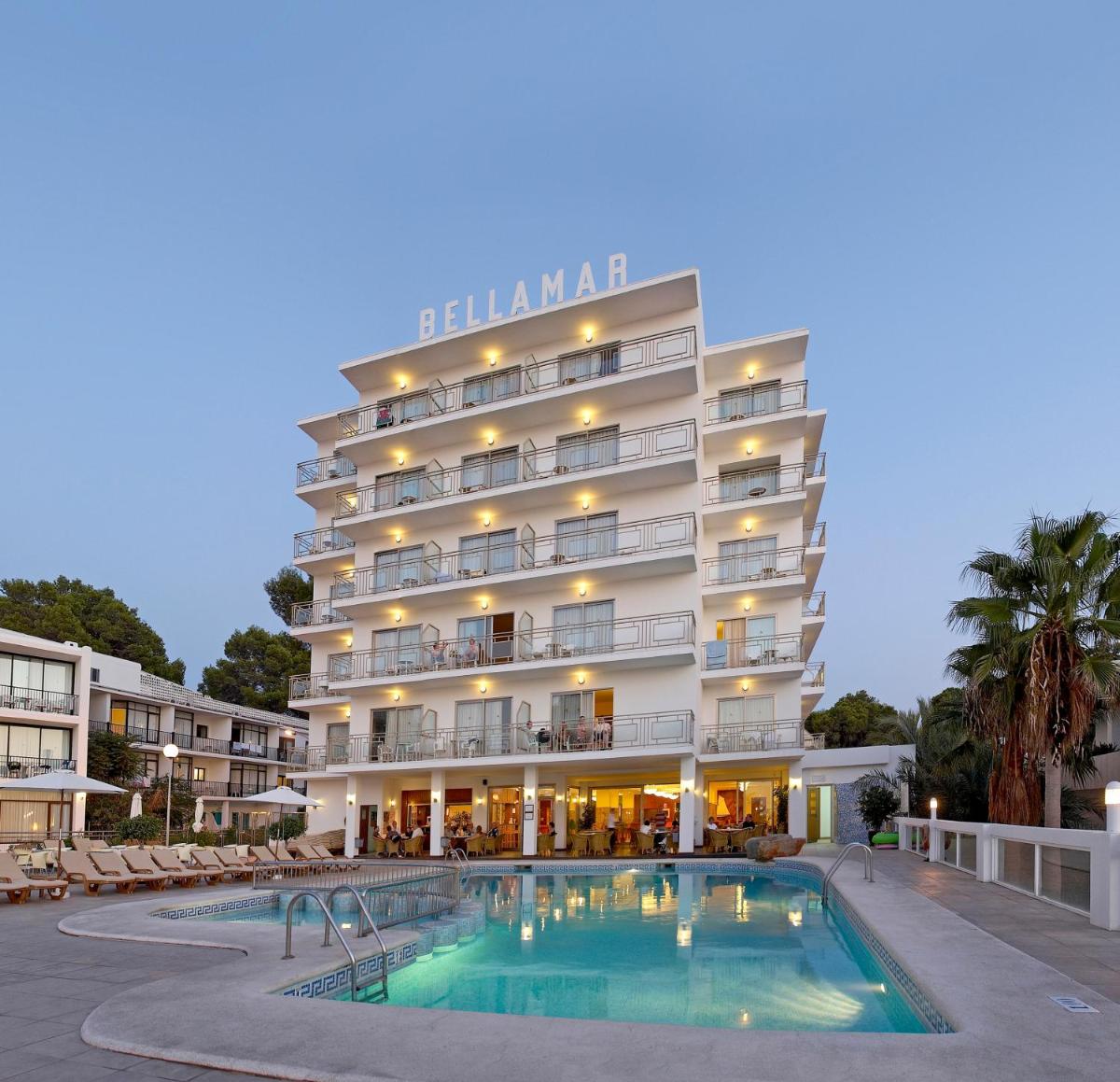 un hotel con piscina frente a un edificio en Bellamar Hotel Beach & Spa, en San Antonio