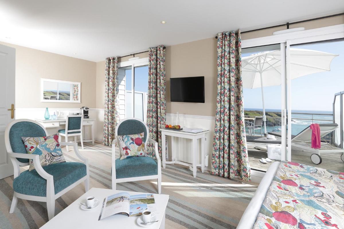 un salon avec vue sur l'océan dans l'établissement Castel Clara Thalasso & Spa, à Bangor