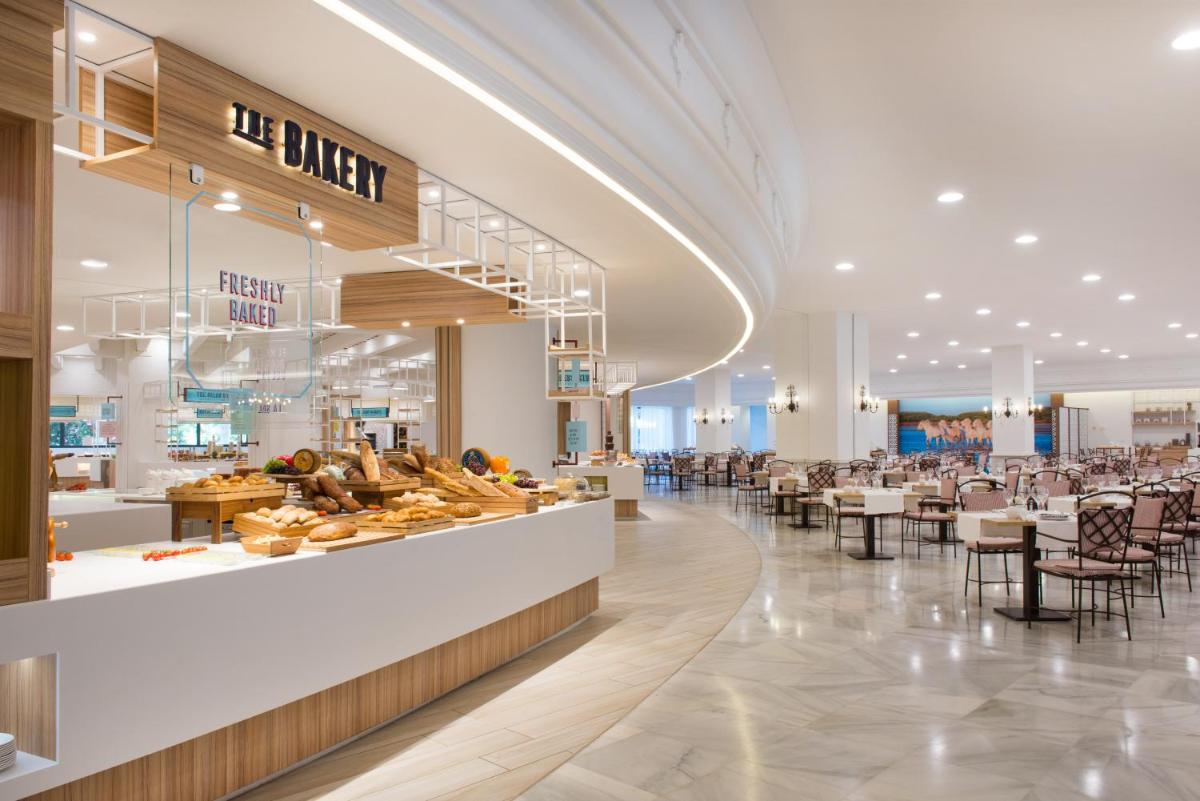 Comida en o cerca de este hotel