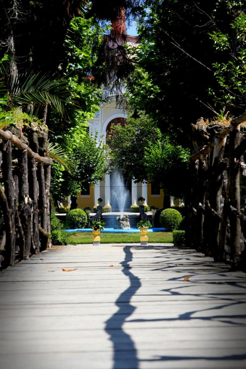 Um jardim no exterior de Hotel Termas da Curia