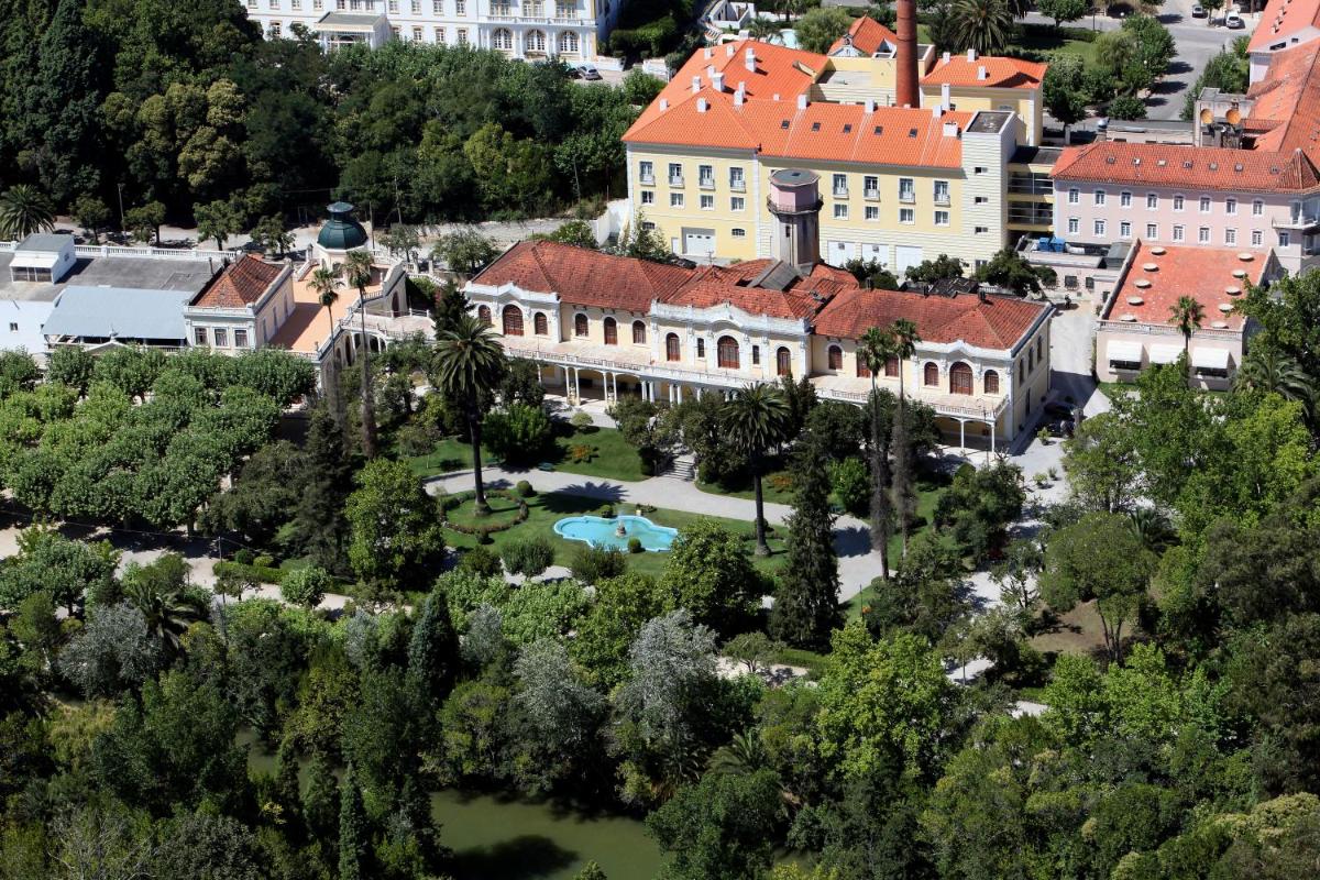 uma vista aérea de um grande edifício com um parque em Hotel Termas da Curia em Curia