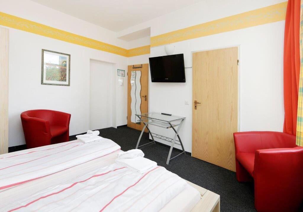Hotel Goldener Hahn - Housity
