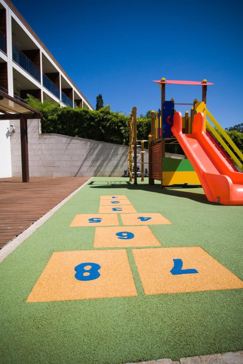 A área de jogos para crianças em Hotel Rural Vale Do Rio