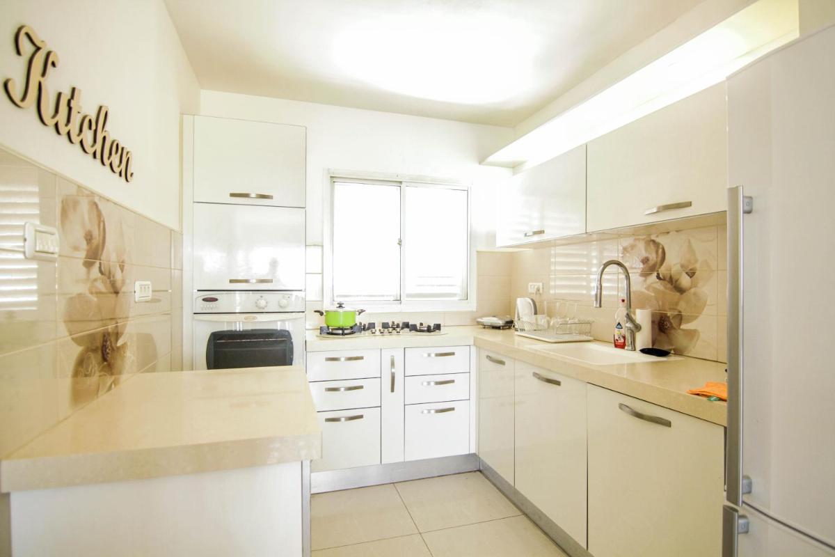 Beautiful 4 bedroom duplex apt - Housity
