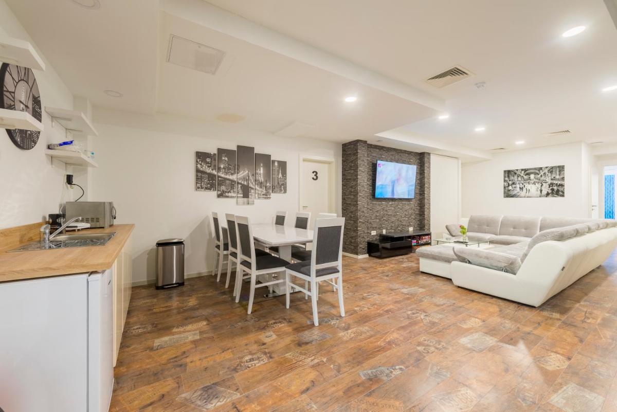 Hostel Book'n'Hook - Housity