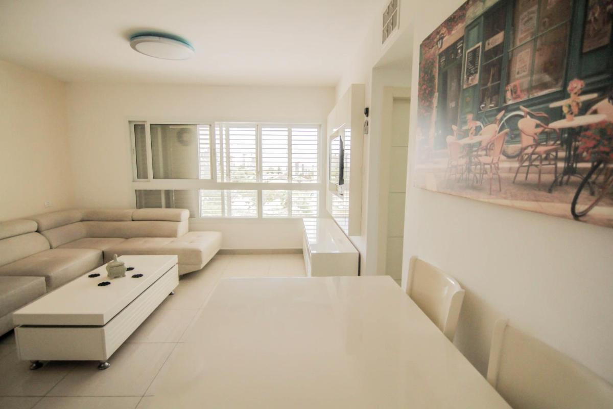 Beautiful 4 bedroom duplex apt - Housity