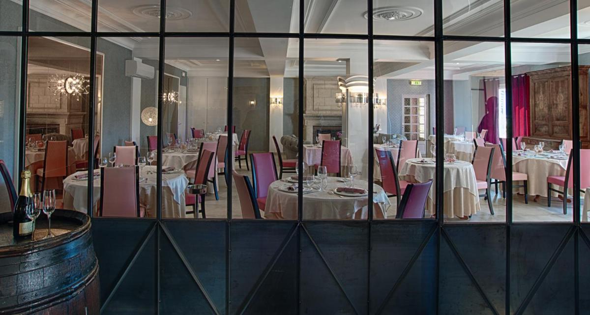 Restaurant ou autre lieu de restauration dans l'établissement Logis Hôtel Restaurant Aux Maisons