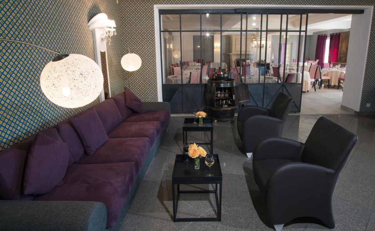 Coin salon dans l'établissement Logis Hôtel Restaurant Aux Maisons