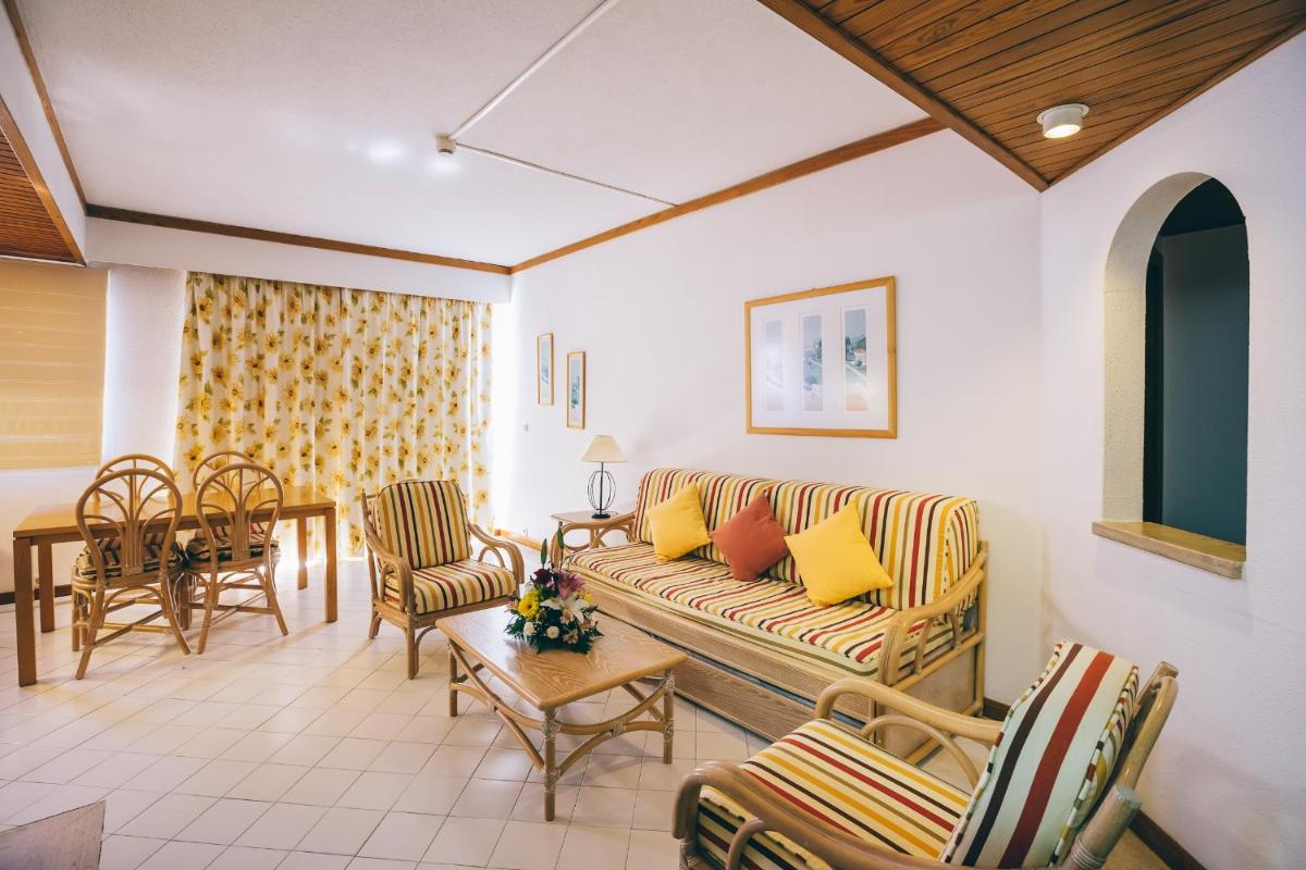 Uma área de estar em Muthu Oura Praia Hotel