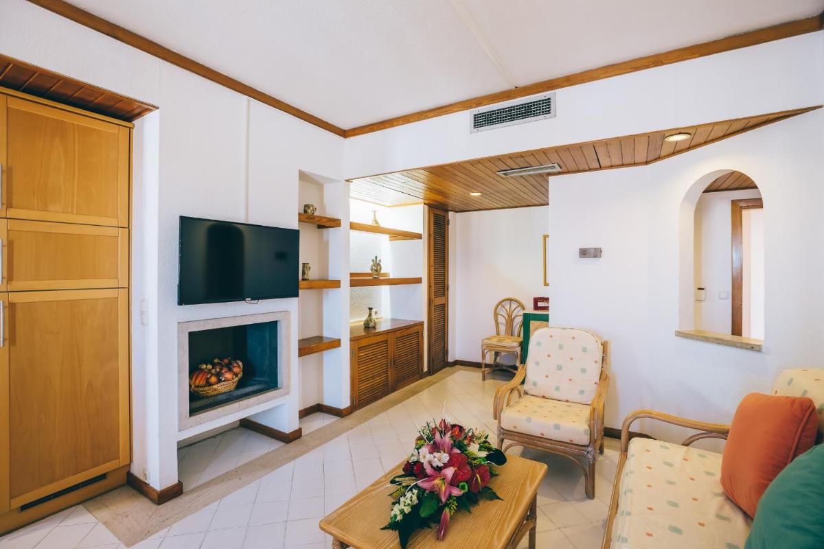 Uma televisão e/ou sistema de entretenimento em Muthu Oura Praia Hotel