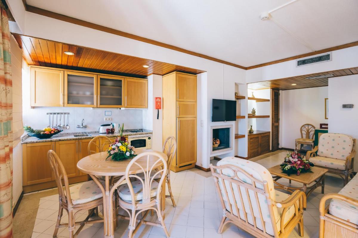 A cozinha ou kitchenette de Muthu Oura Praia Hotel