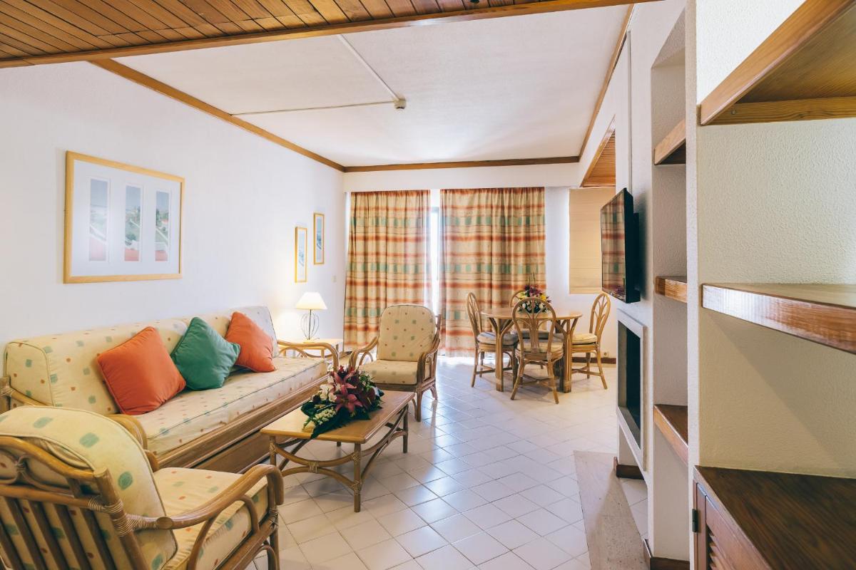 Uma área de estar em Muthu Oura Praia Hotel