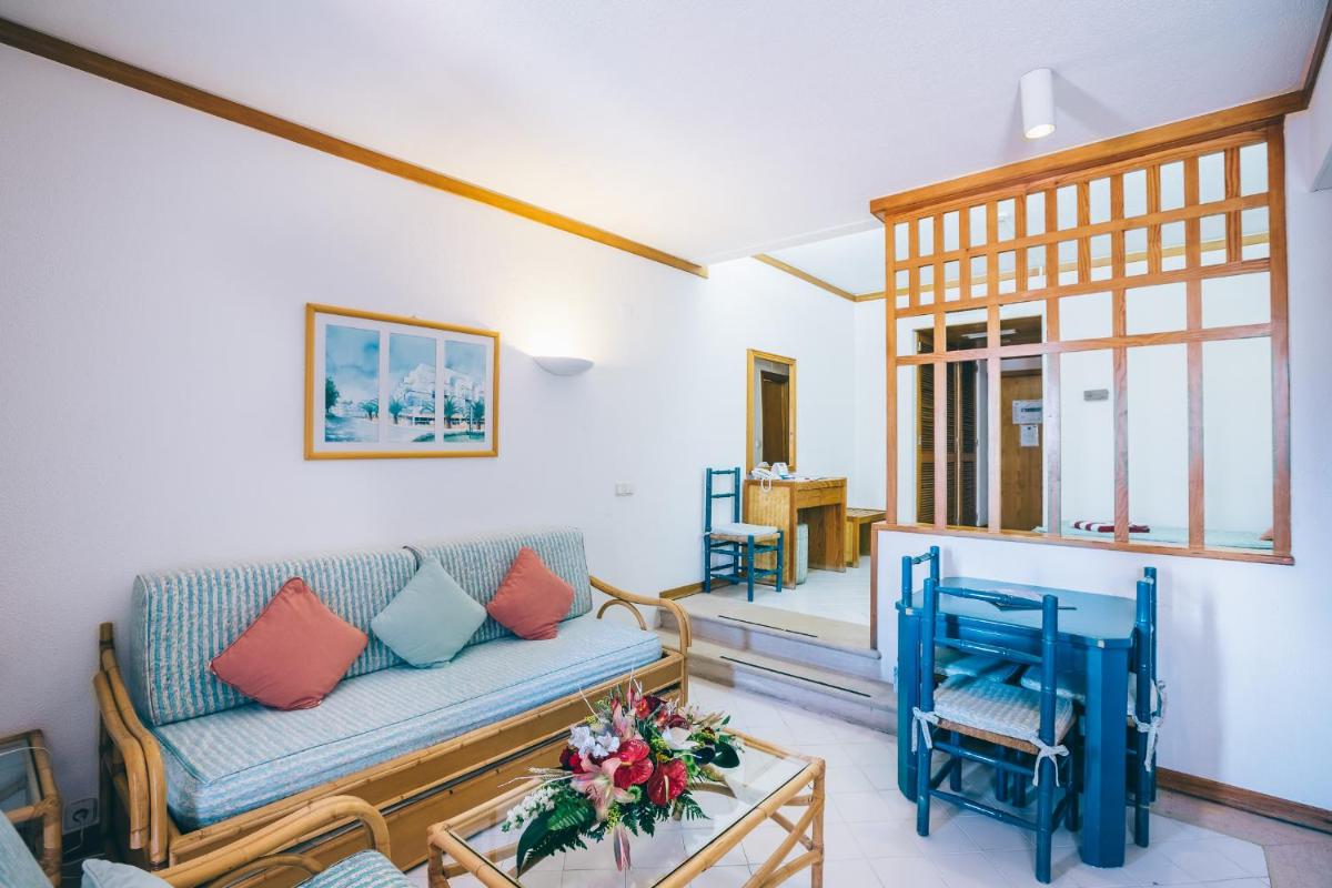 Uma área de estar em Muthu Oura Praia Hotel