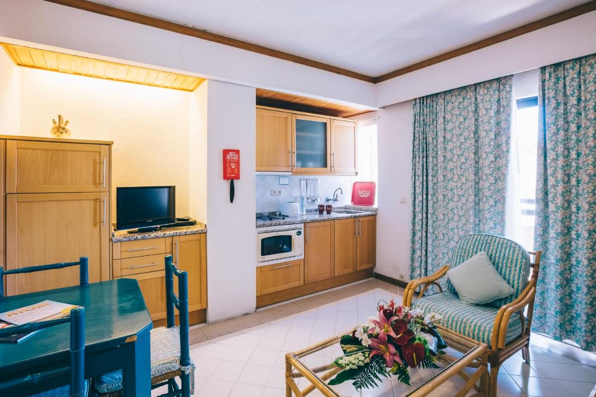 A cozinha ou kitchenette de Muthu Oura Praia Hotel