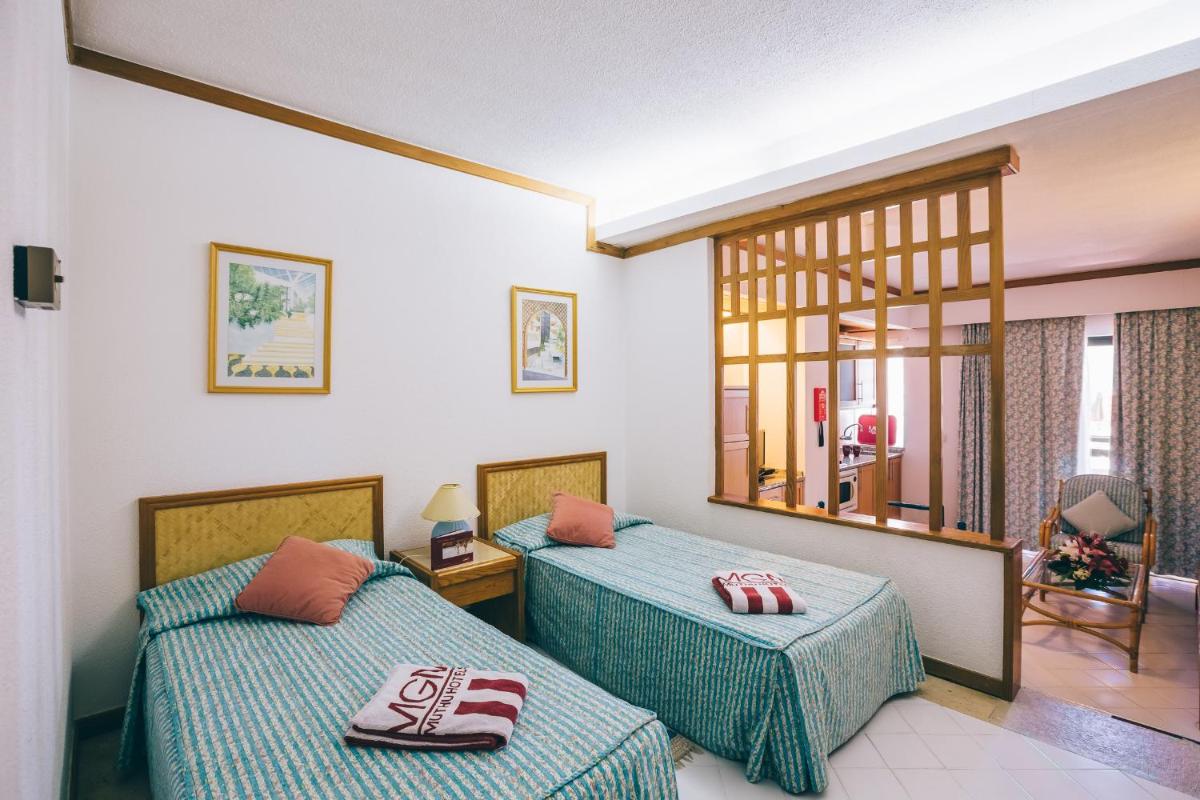 Uma cama ou camas num quarto em Muthu Oura Praia Hotel