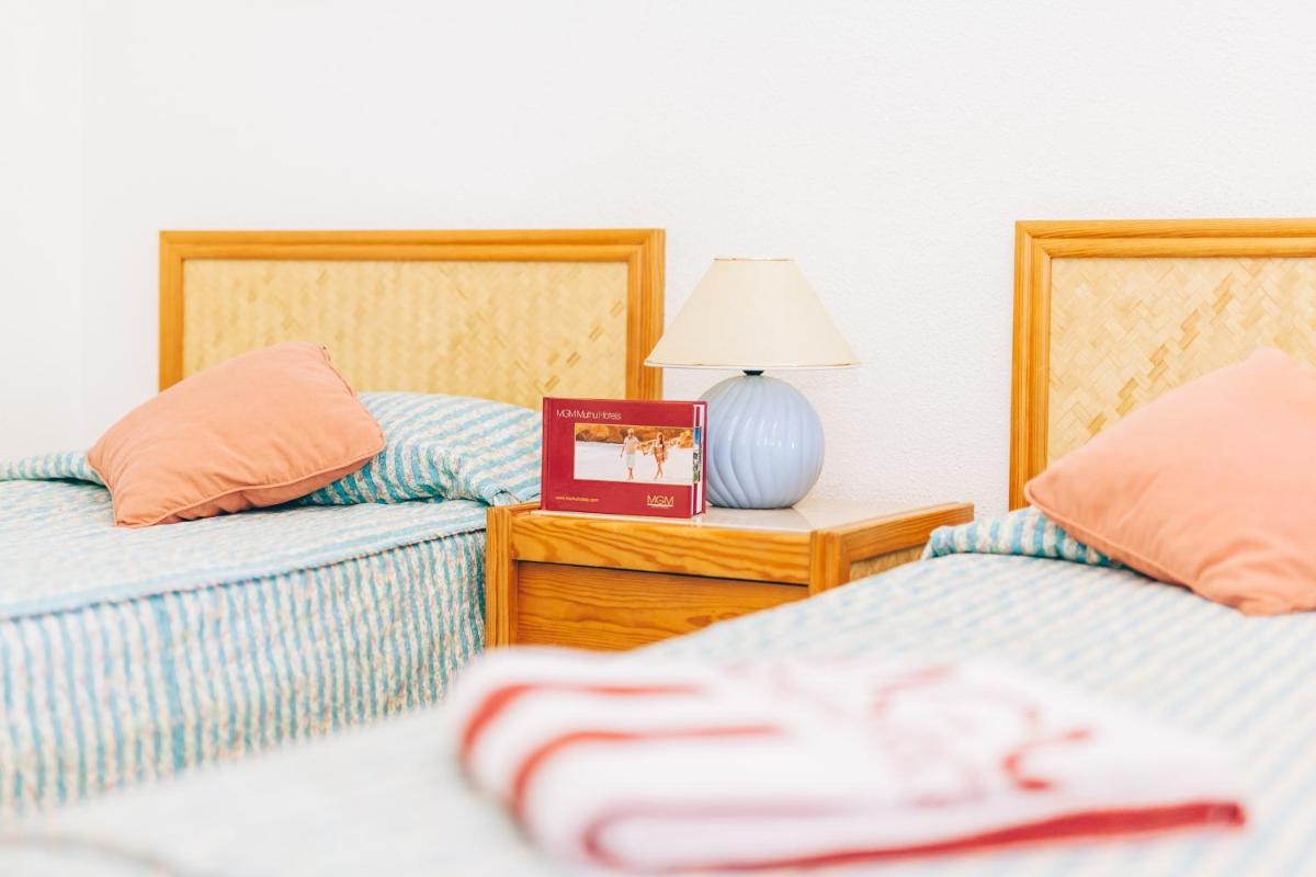 Uma cama ou camas num quarto em Muthu Oura Praia Hotel