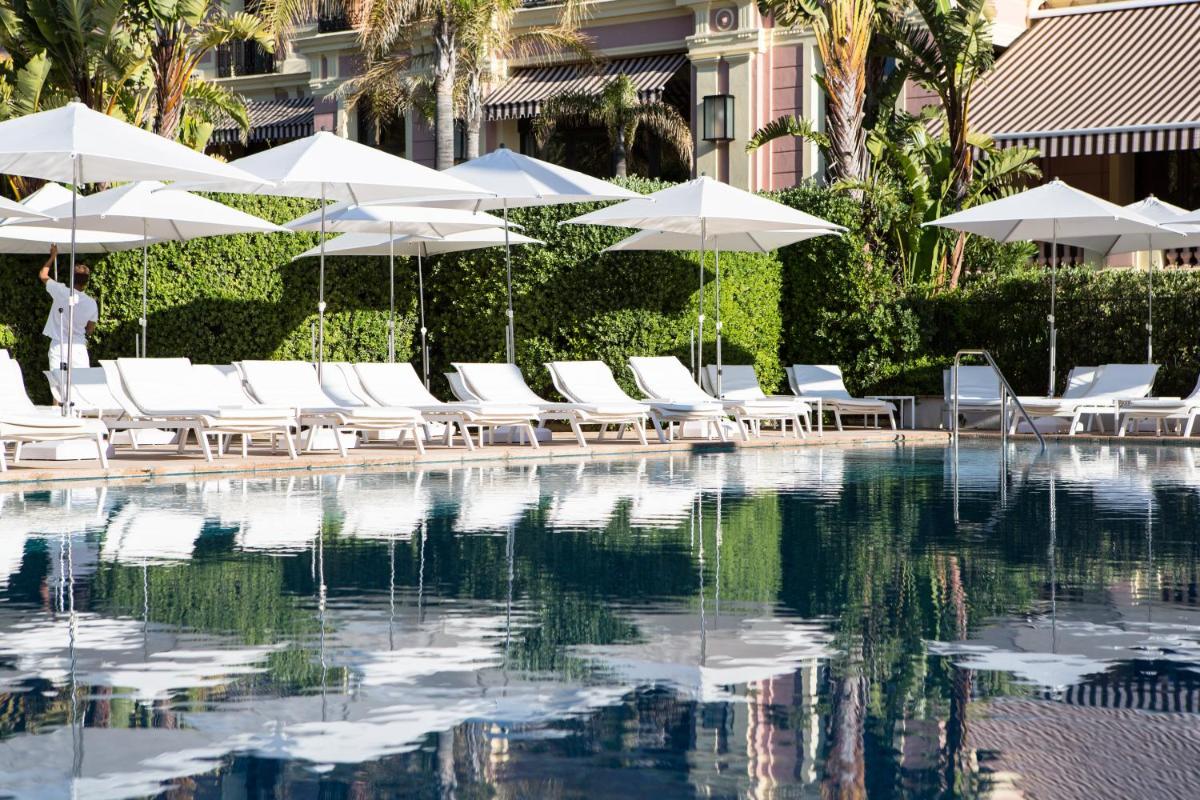 Piscine de l'établissement Hotel Royal-Riviera ou située à proximité