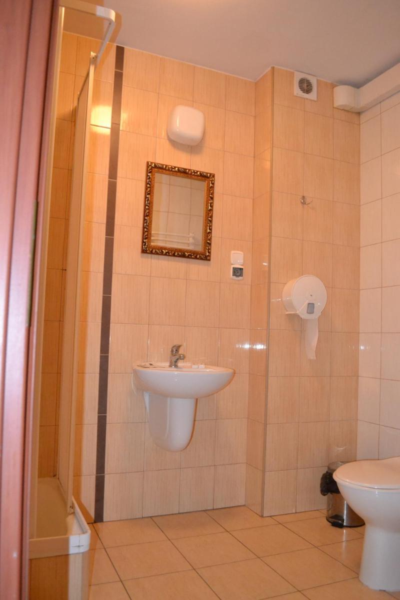 Hotel i Restauracja Jaskolka - Housity