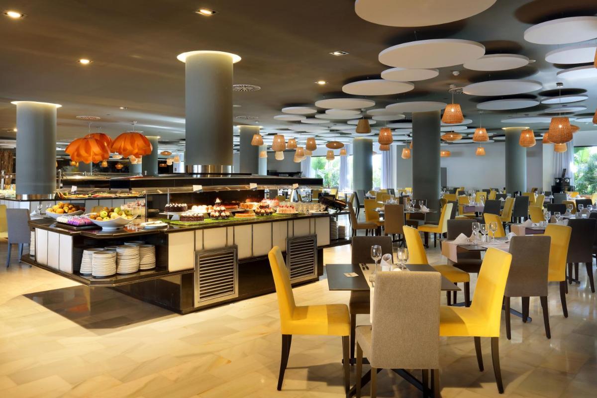 Un restaurante o sitio para comer en Grand Palladium White Island Resort & Spa - All Inclusive