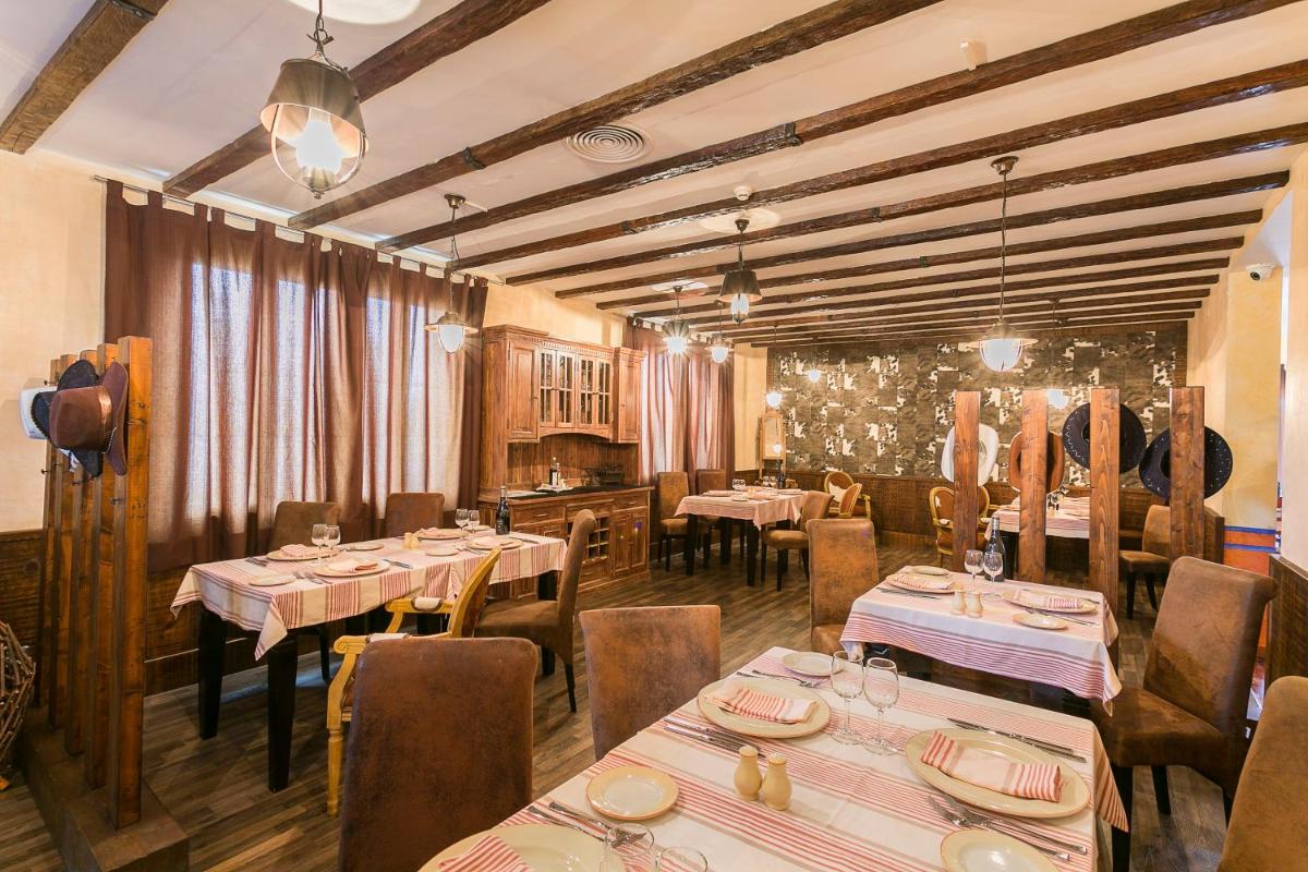 Un restaurante o sitio para comer en Grand Palladium White Island Resort & Spa - All Inclusive