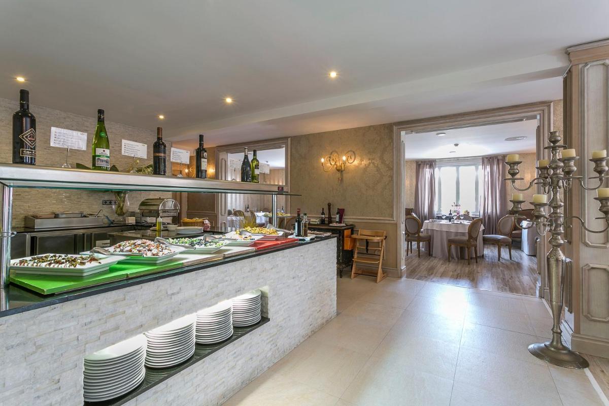 Comida en o cerca de este hotel