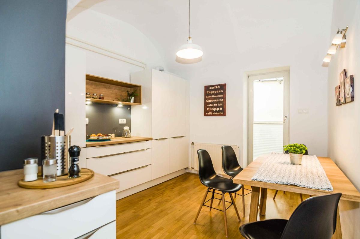 Suitetrails - Elegant Central Apartment