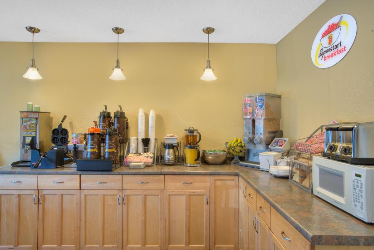 Super 8 by Wyndham Augusta - Housity