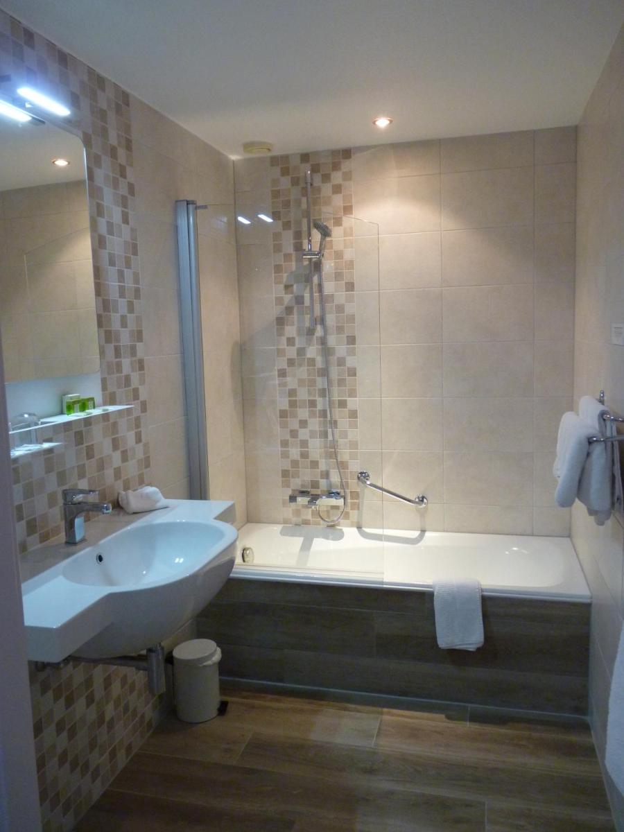 Salle de bains dans l'établissement Logis Hôtel Notre-Dame - restaurant ouvert midi et soir sauf dimanche soir