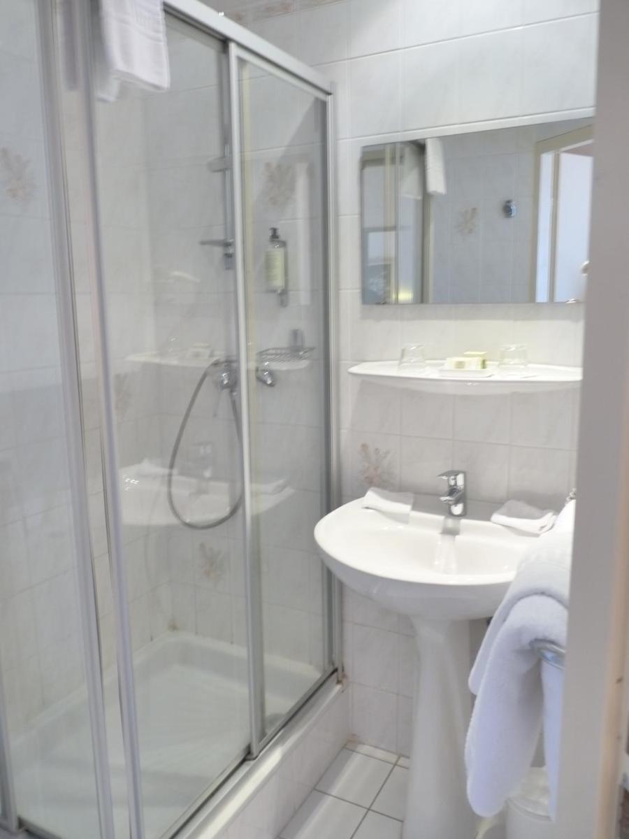 Salle de bains dans l'établissement Logis Hôtel Notre-Dame - restaurant ouvert midi et soir sauf dimanche soir