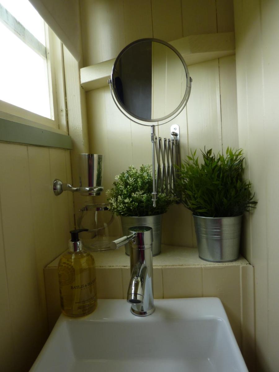 The Buteland Stop Rosie off grid Shepherds Hut - Housity