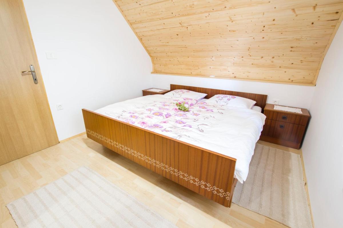 Country House Srček with Two Bedrooms and Vineyard View - Housity