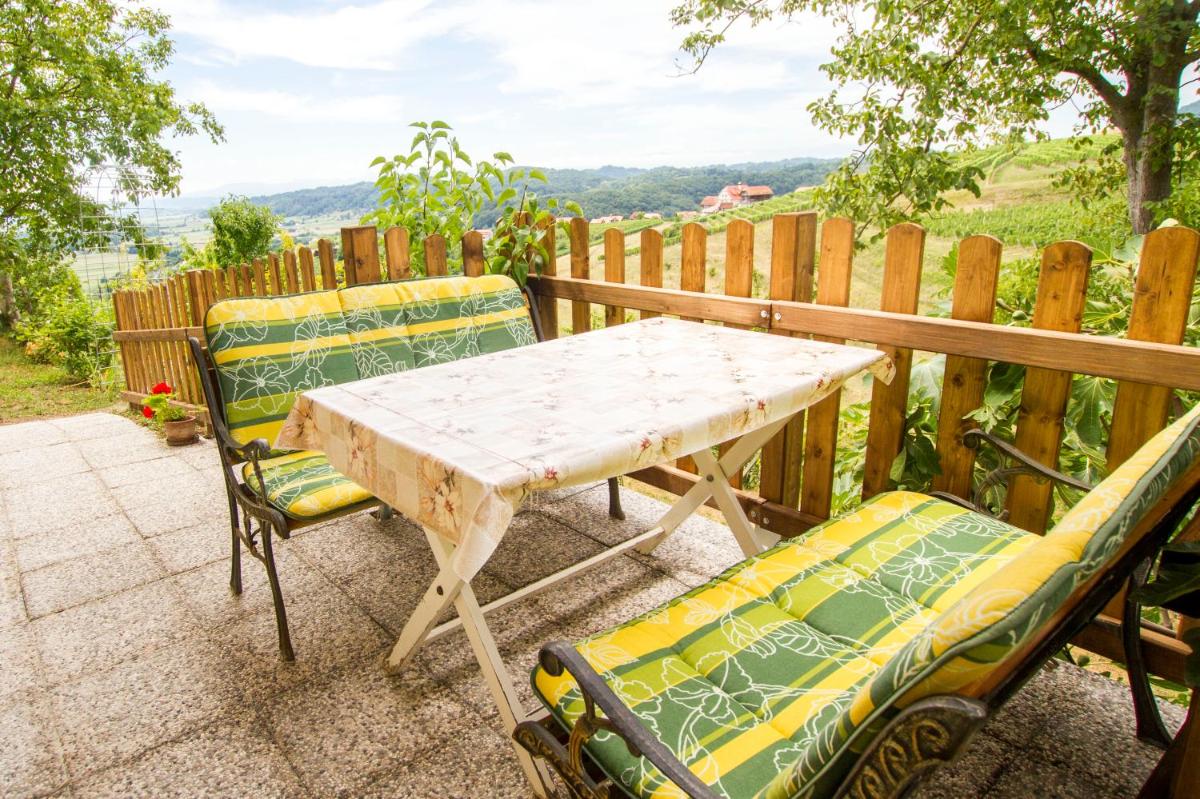 Country House Srček with Two Bedrooms and Vineyard View - Housity