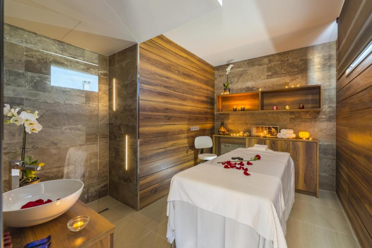 Una habitación con una mesa y un baño. en Hotel Marsol, en Lloret de Mar