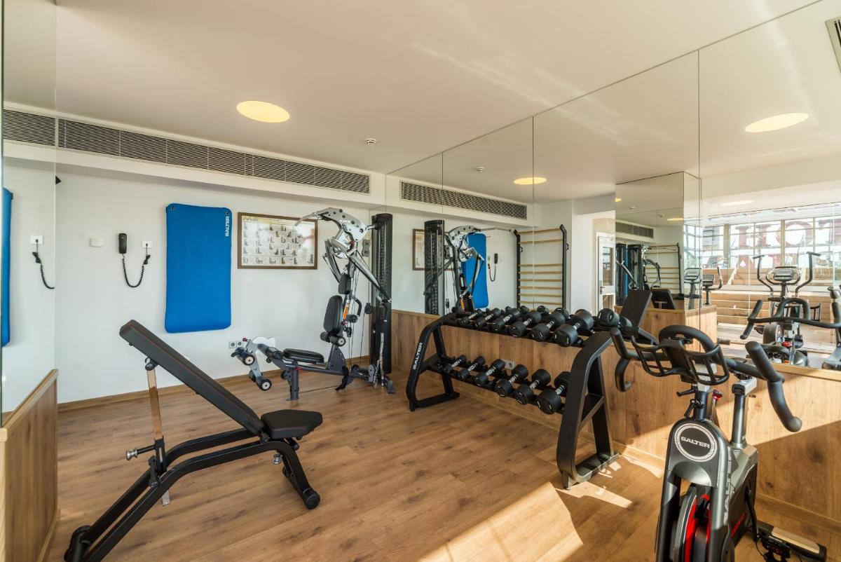 Un gimnasio con cintas de correr y bicicletas estáticas en una habitación. en Hotel Marsol, en Lloret de Mar
